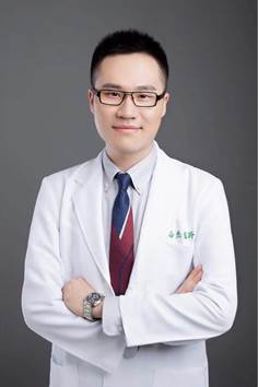 穿著白色襯衫的男人
描述已自動(dòng)生成